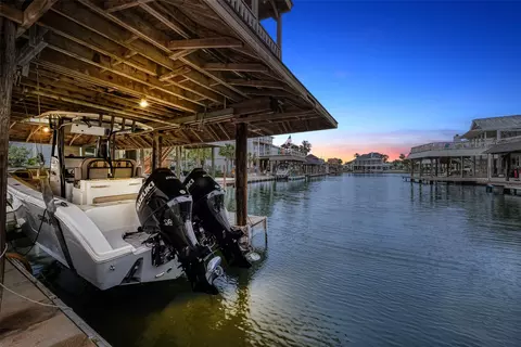 1407 Tiki Dr, Tiki Island, TX 77554