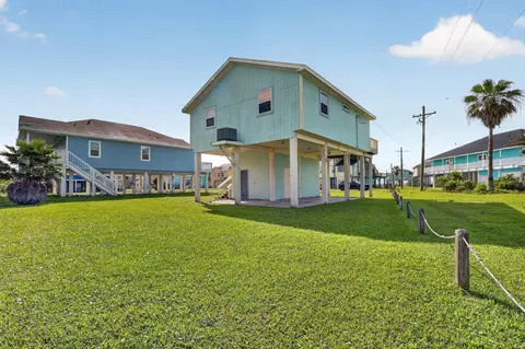 3259 Pirates Cv, Crystal Beach, TX 77650