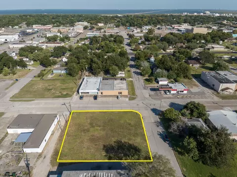 705 9th St N, Texas City, TX 77590
