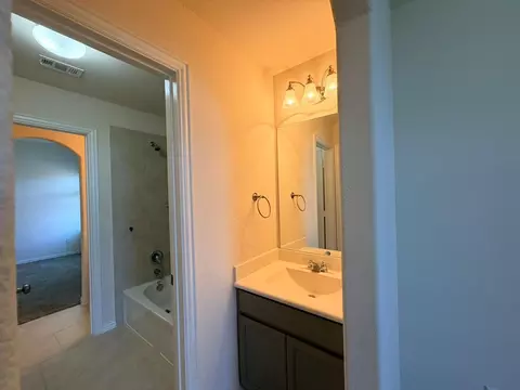 Bath - 920 Arvada Dr, Leander, TX 78641 photo 3 of 7