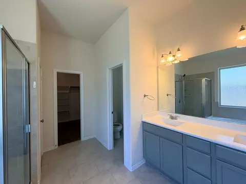 Bath - 920 Arvada Dr, Leander, TX 78641 photo 4 of 7