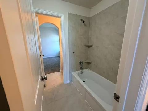 Bath - 920 Arvada Dr, Leander, TX 78641 photo 1 of 7