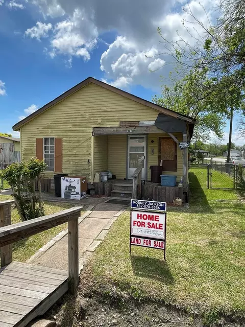 2202 Jones Rd, Baytown, TX 77521