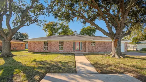 3416 Walnut Dr, Bay City, TX 77414