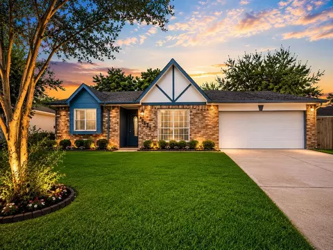 13823 Towne Way Dr, Sugar Land, TX 77498