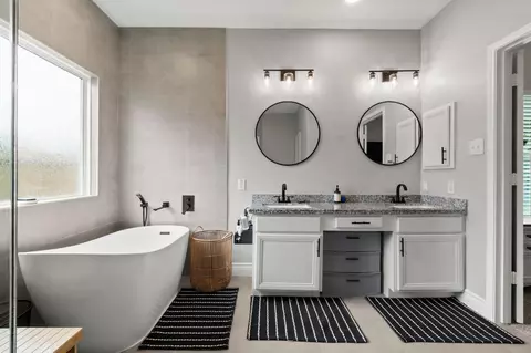 Bath - 23803 Spring Way Dr, Spring, TX 77373 photo 3 of 4