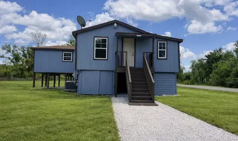 202 Snug Harbor Dr, Liverpool, TX 77577