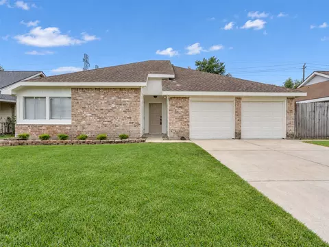 15814 Roxton Ridge Dr, Webster, TX 77598