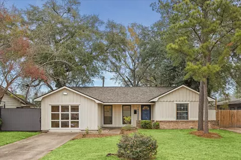 7262 Roos Rd, Houston, TX 77074