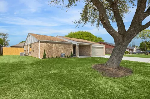 5309 Bramble Ln, Dickinson, TX 77539