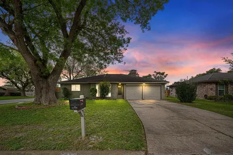 6230 Knollwest Dr, Houston, TX 77072