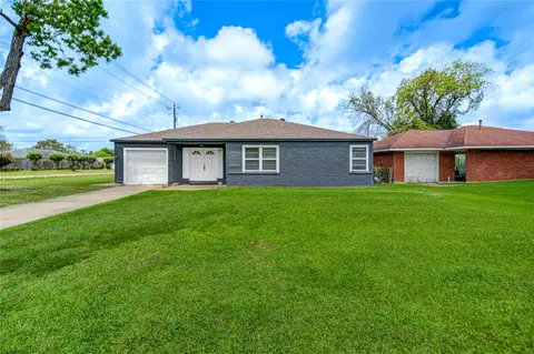 7318 Hummingbird Ln, Texas City, TX 77591