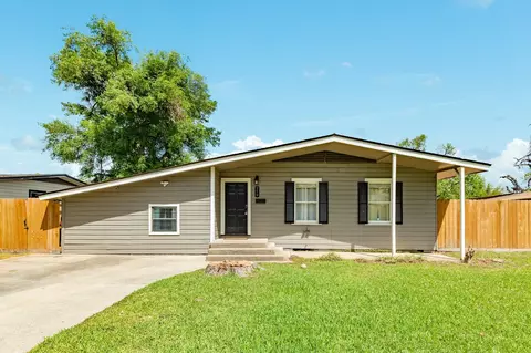 219 Camellia St, Lake Jackson, TX 77566