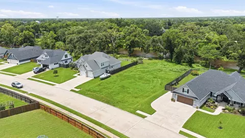 208 Creekside Ln, Lake Jackson, TX 77566