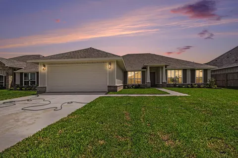 724 Greystone Ln, Angleton, TX 77515