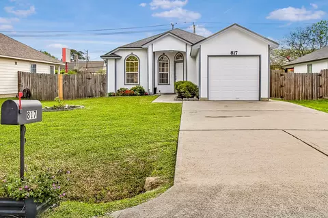 817 S 1st St, La Porte, TX 77571