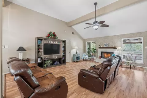 907 Columbia River Rd, Montgomery, TX 77316
