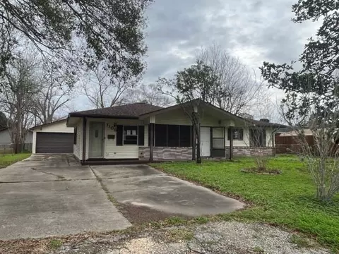 1106 E 7th St, Sweeny, TX 77480 photo 1