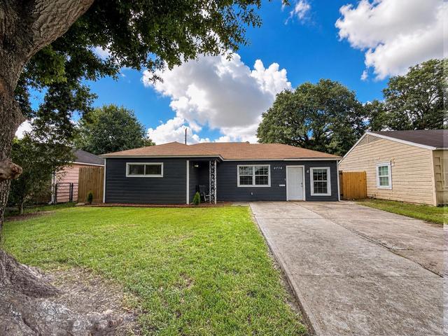4718 Meadow Park Dr, Houston, TX 77048