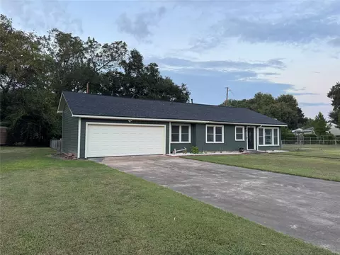 515 Mockingbird Ln, Wharton, TX 77488
