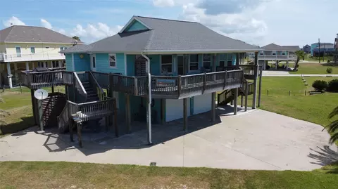 980 S Stingaree Dr, Crystal Beach, TX 77650