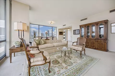 15 Greenway Plz #9F, Houston, TX 77046