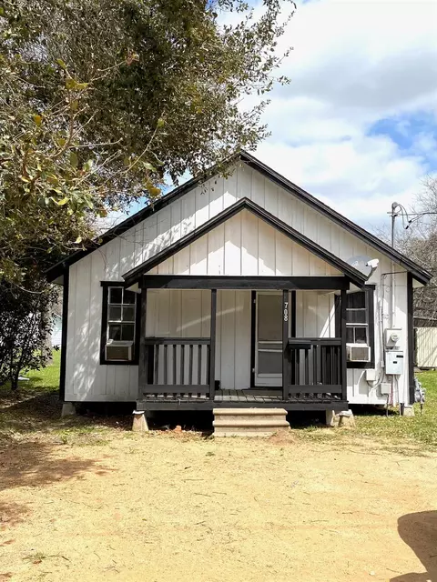 708 N Wharton St, El Campo, TX 77437