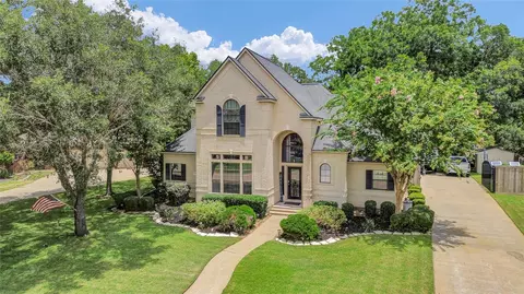 208 River Oaks Dr, Lake Jackson, TX 77566