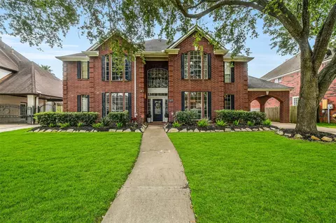 2403 N Lake Front Dr, League City, TX 77573