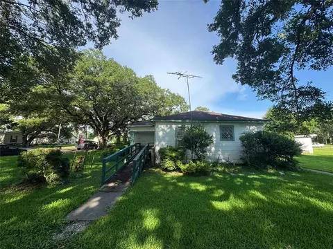 416 Baker Cir, Ames, TX 77575 photo 3