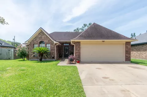 808 Manor Dr, Angleton, TX 77515