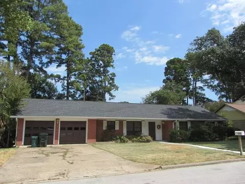 111 Elmwood St, Huntsville, TX 77320