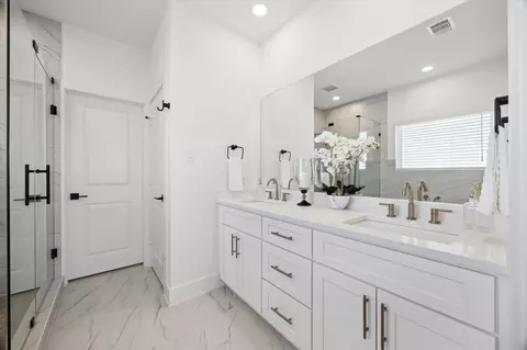5608 Camino Encantado Dr, Houston, TX 77091