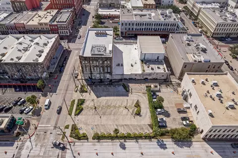 102 Kempner Ave, Galveston, TX 77550