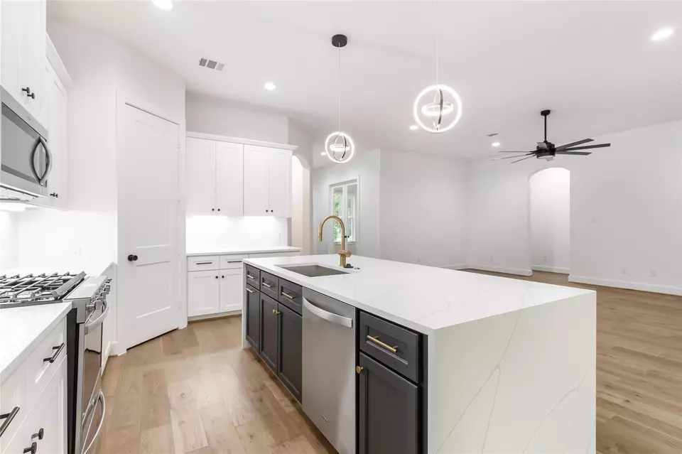 Kitchen - 1103 Channels Ct, Crosby, TX 77532 photo 3 of 3