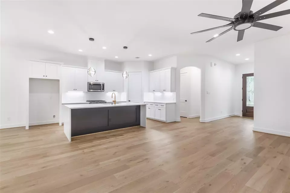 Living - 1103 Channels Ct, Crosby, TX 77532 photo 3 of 5