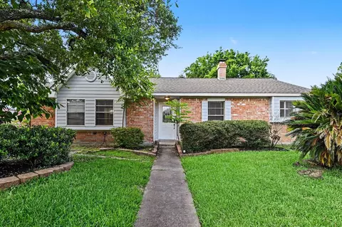 12219 Meadowhollow Dr, Meadows Place, TX 77477