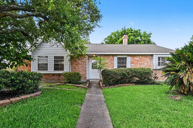 12219 Meadowhollow Dr, Meadows Place, TX 77477