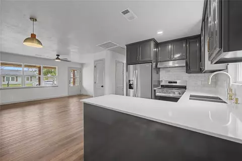 1108 Nottingham Dr, Angleton, TX 77515