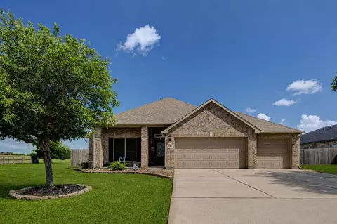 546 Green Meadows Dr, West Columbia, TX 77486