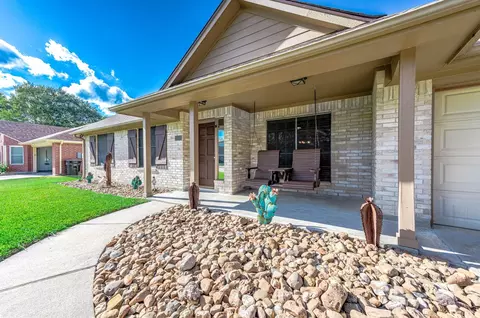 3206 Fox Run Dr, Alvin, TX 77511