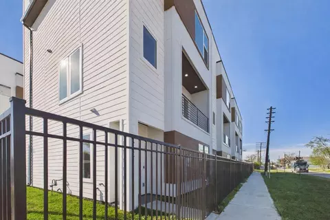 2415 Harrington St, Houston, TX 77026