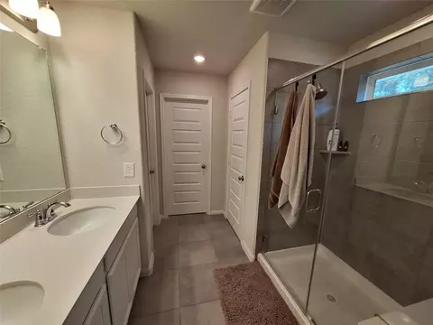 Bath - 17610 Rosette Grass Dr, Conroe, TX 77385 photo 2 of 3