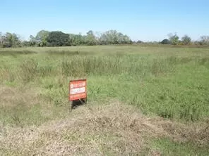 1703 Apache, Angleton, TX 77515 photo 2