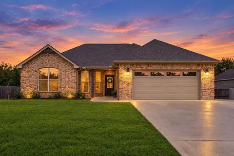 975 Amber Kay Ln, Bridge City, TX 77611