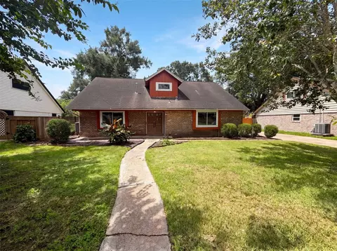 5116 E Bayou Dr, Dickinson, TX 77539