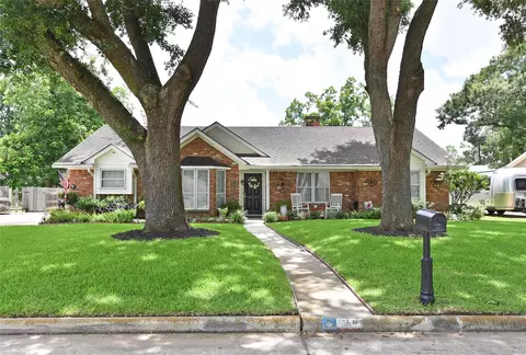 1823 Laurel Oaks Dr, Richmond, TX 77469