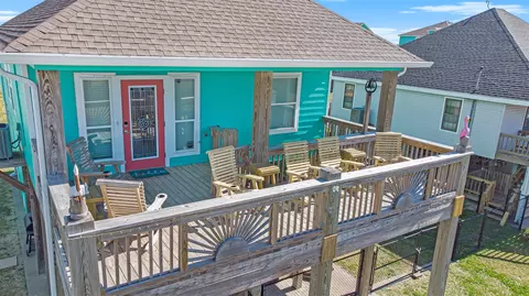 960 B Palmetto Dr, Crystal Beach, TX 77650