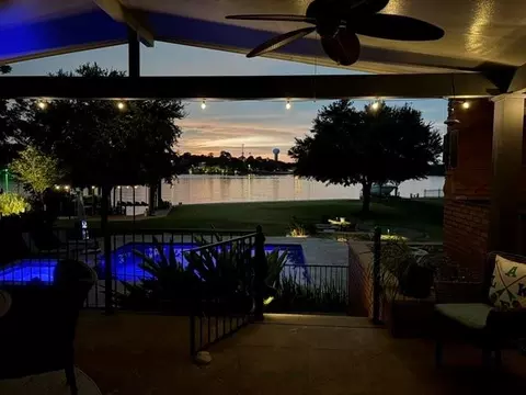 121 Cedar Ln, Seabrook, TX 77586