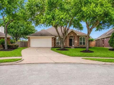 8823 Saratoga Dr, Sugar Land, TX 77479